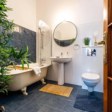 The- Point- 3br Bright Cloud Apartment