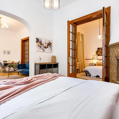 The- Point- 3br Bright Cloud Apartment *
